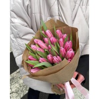 25 тюльпанов в крафте