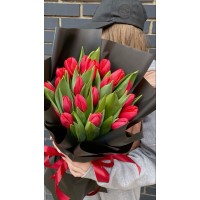 Букет из 17 Красных тюльпан "Love"
